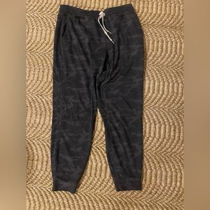 Vuori Women’s Camo Jogger Small